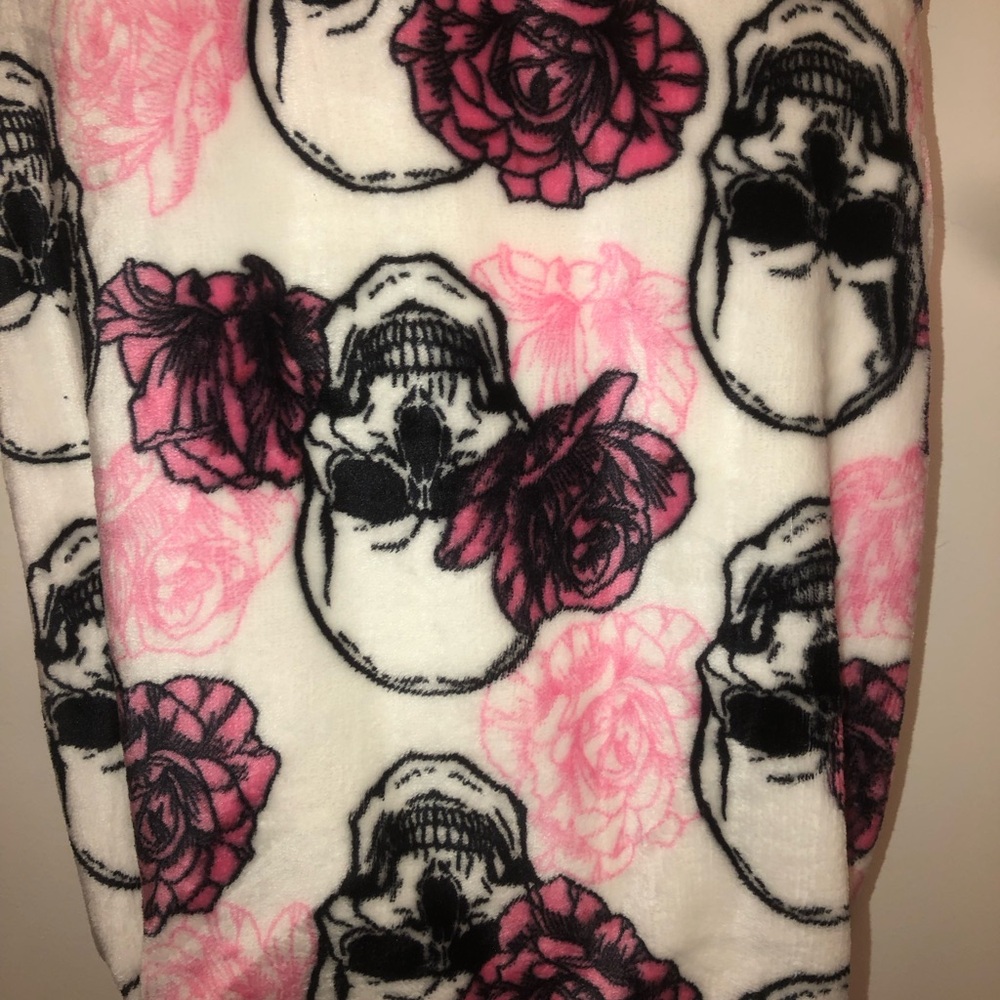 Cozy Skull & Rose Plush Throw Blanket - Pink, Black & White - Picture 2 of 3